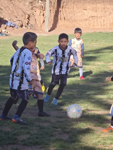 Fotografia del album Club Deportivo Santos Sucre vs Matador Gonzales Futbol Club - La Liga Kids Cup